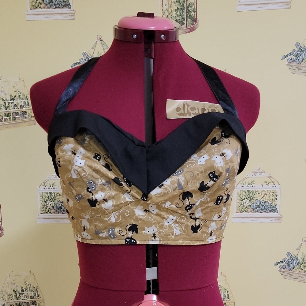 ❤️ 2/$30 ❤️ 🐈‍⬛🐈Chic Black and Cream Kitty Bustier Crop Top
